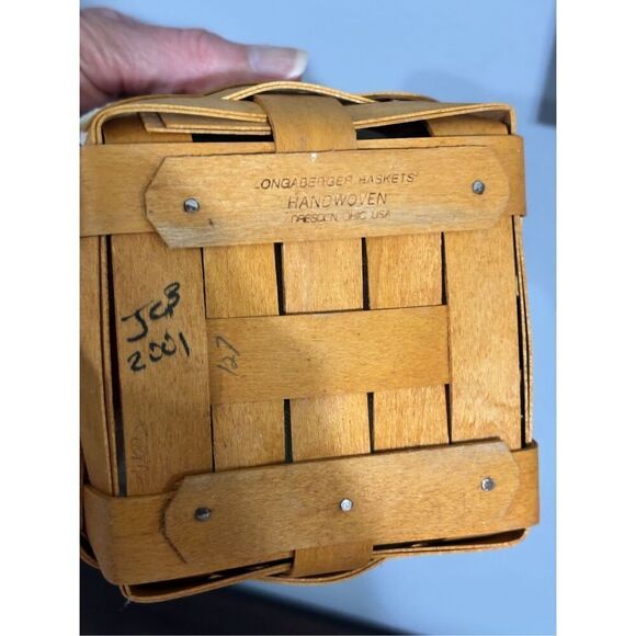 Longaberger basket with lid and pastel plaid fabric liner 2001 - Picture 7 of 10